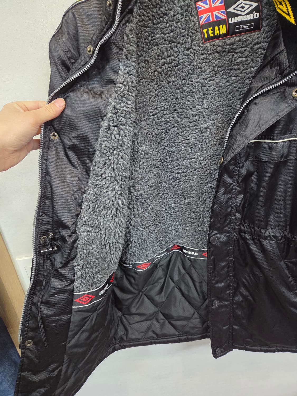 엄브로 올드스쿨 테이프로고 빅로고 셰르파 패디드 벤치자켓 L 상품이미지4