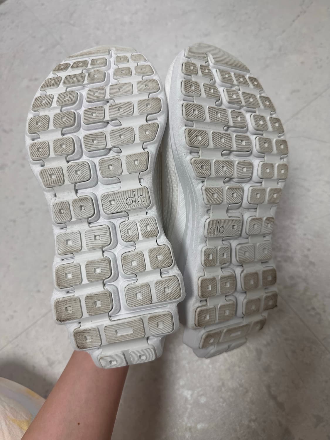 alo yoga 알로요가 러너 화이트 상품이미지6