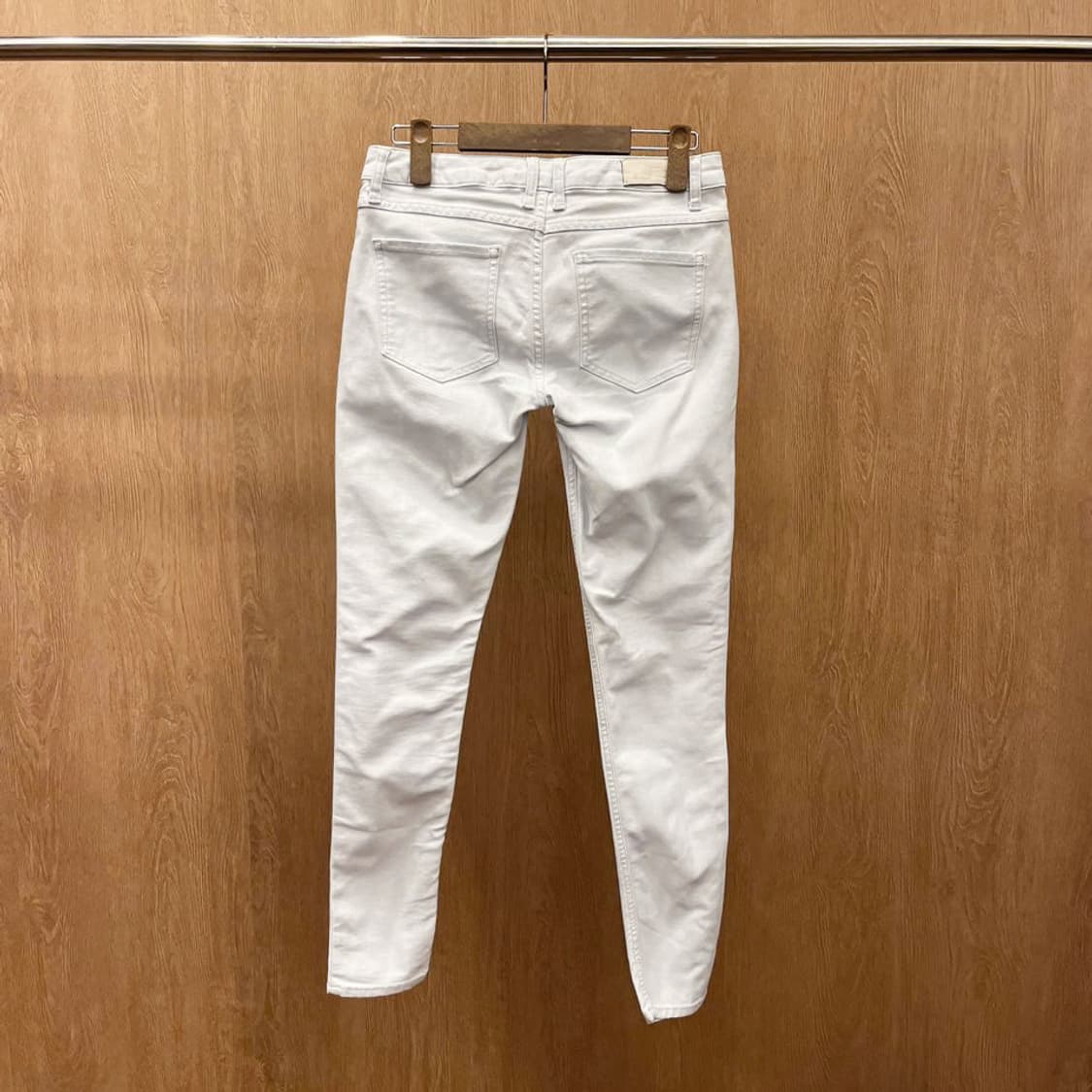 산드로 슬림 스키니 데님 팬츠 미니멀 허리 로고 자수 디테일 라이트 블루 상품이미지3