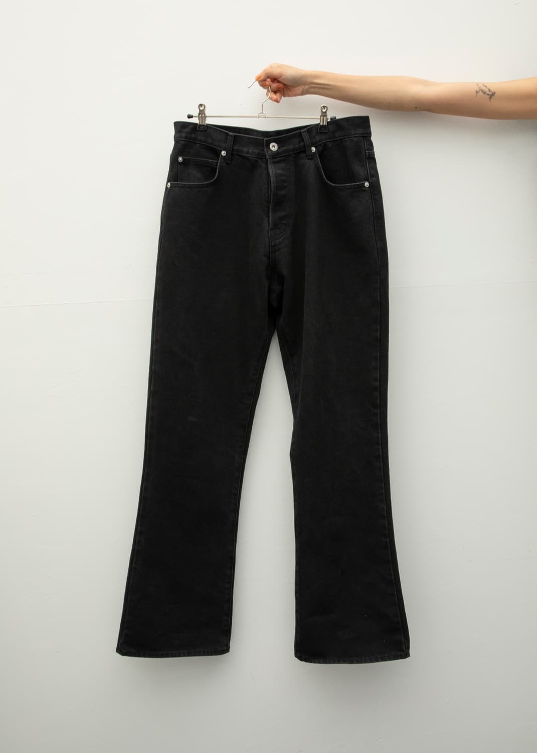 252 RELAXED FLARE DENIM JEANS (FADED BLA 상품이미지5