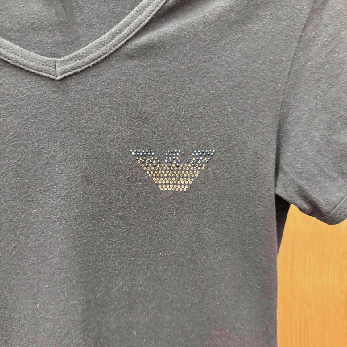 엠포리오 아르마니 브이넥 반팔 크리스탈 이글 로고 디테일 블랙 상품이미지6