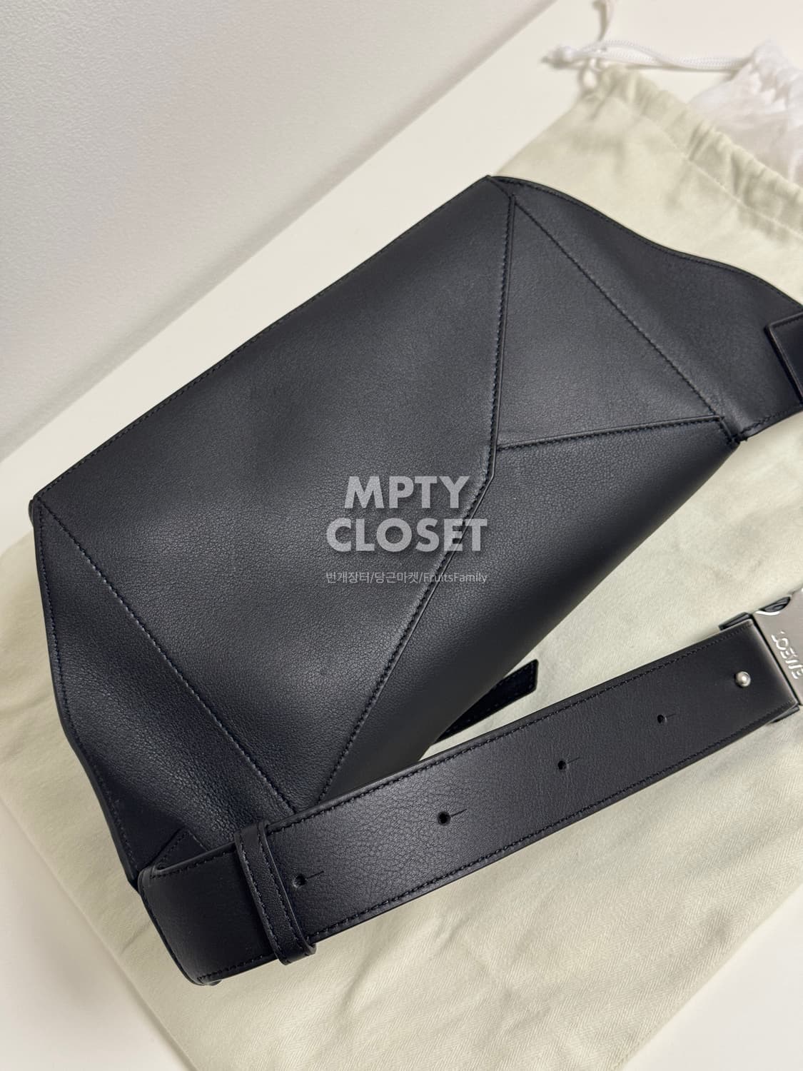 로에베 스몰 퍼즐엣지 벨트백 카프스킨 블랙 B510SEBX02 상품이미지7