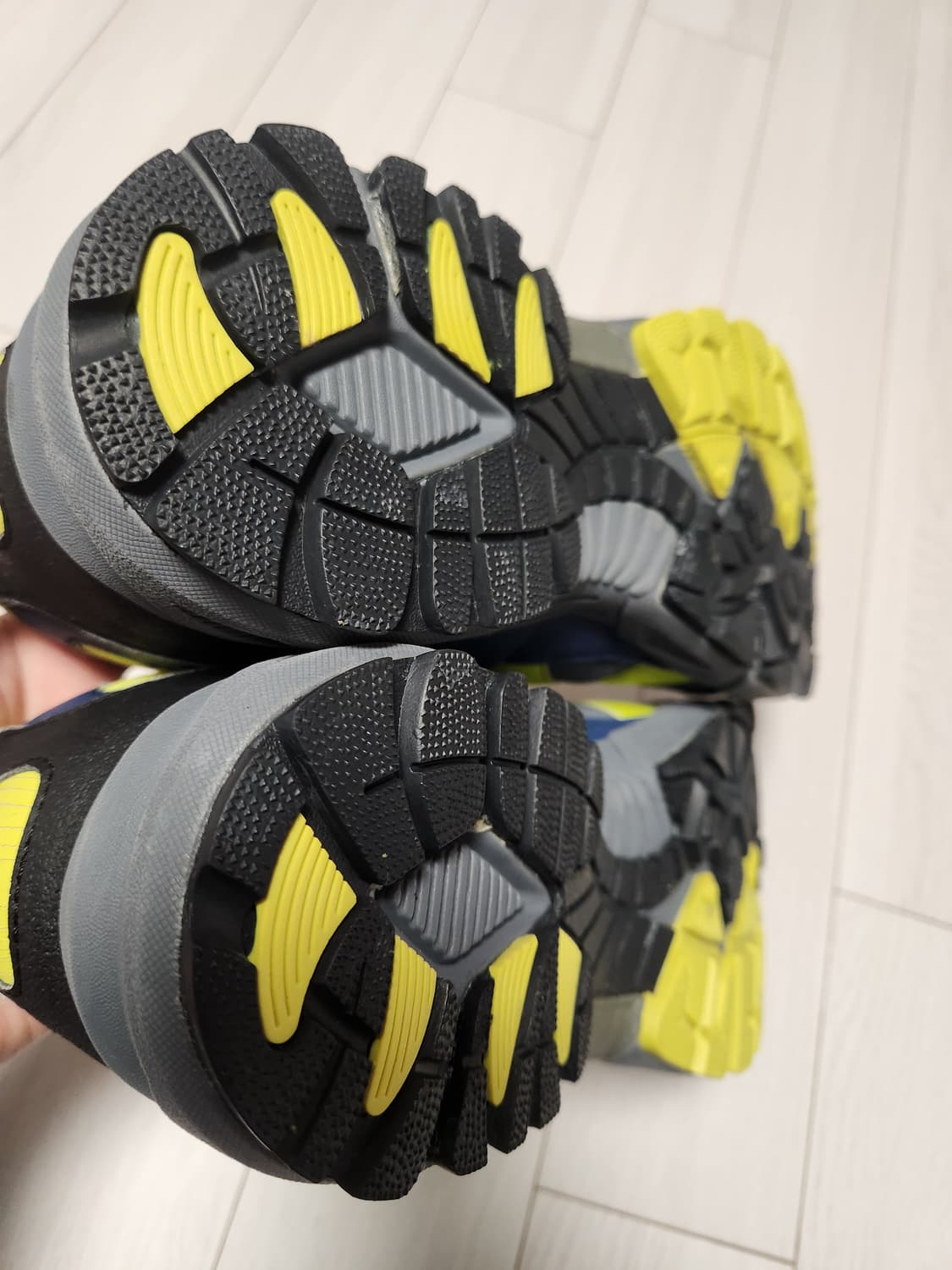 험멜 경량 등산화 트레킹화 사이즈270

사진처럼 바닥 닳음 전혀없이 전 상품이미지6