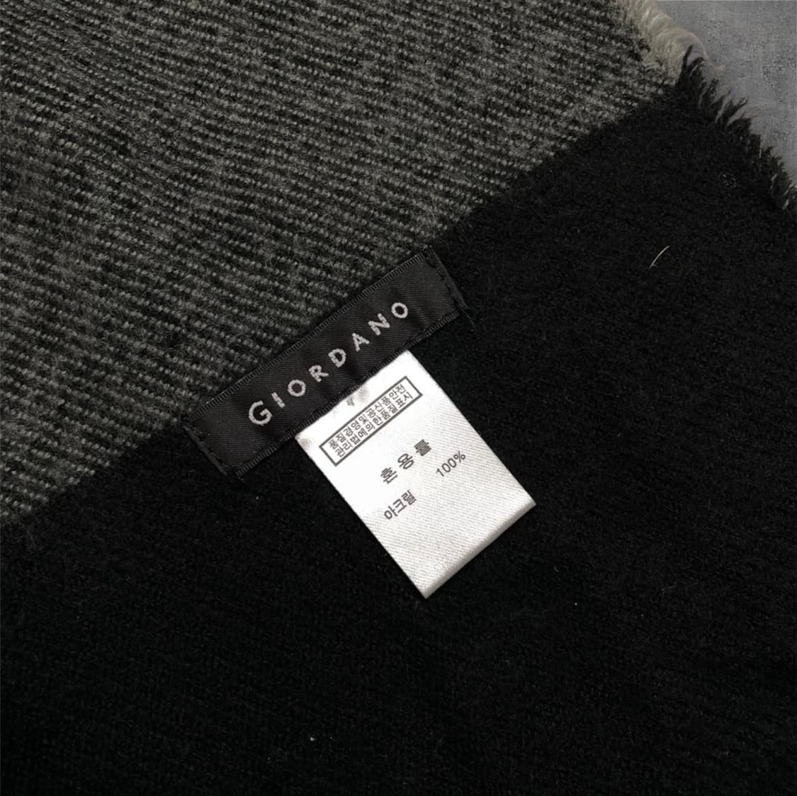 지오다노 Giordano 블랙 그레이 스트라이프 머플러 상품이미지3