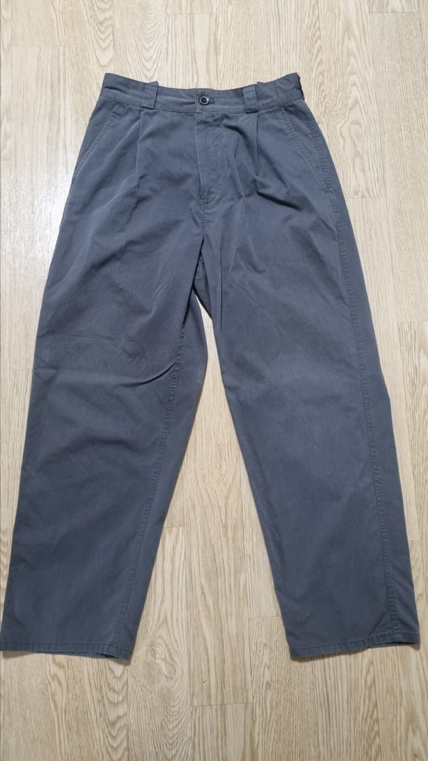 [0]와이드 테이퍼드 치노 팬츠 차콜 그레이 상품이미지1