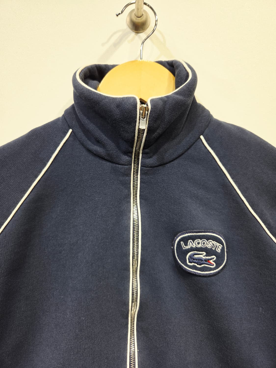 라코스테(LACOSTE) 네이비 파이핑 로고 짚업 트랙탑 상품이미지3