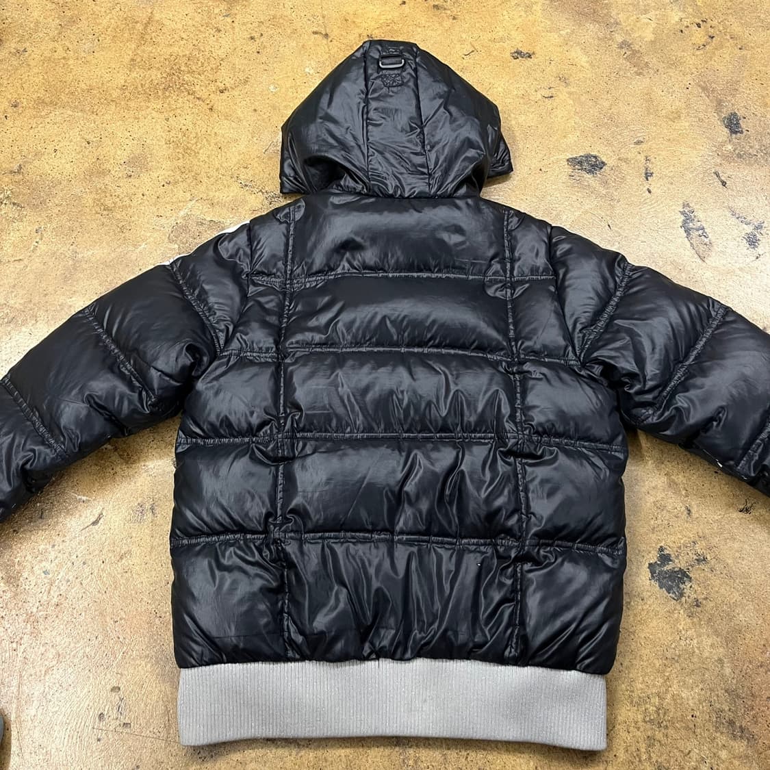 아디다스 블랙 실버 후드 숏패딩 95 상품이미지4