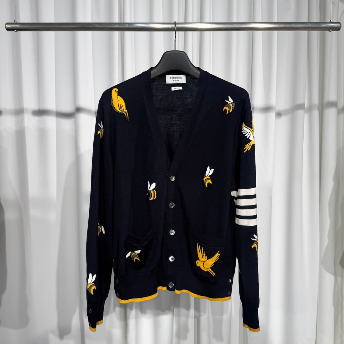 [정품] 톰브라운 25SS 사선완장 버드 앤 비 브이넥 가디건 상품이미지1