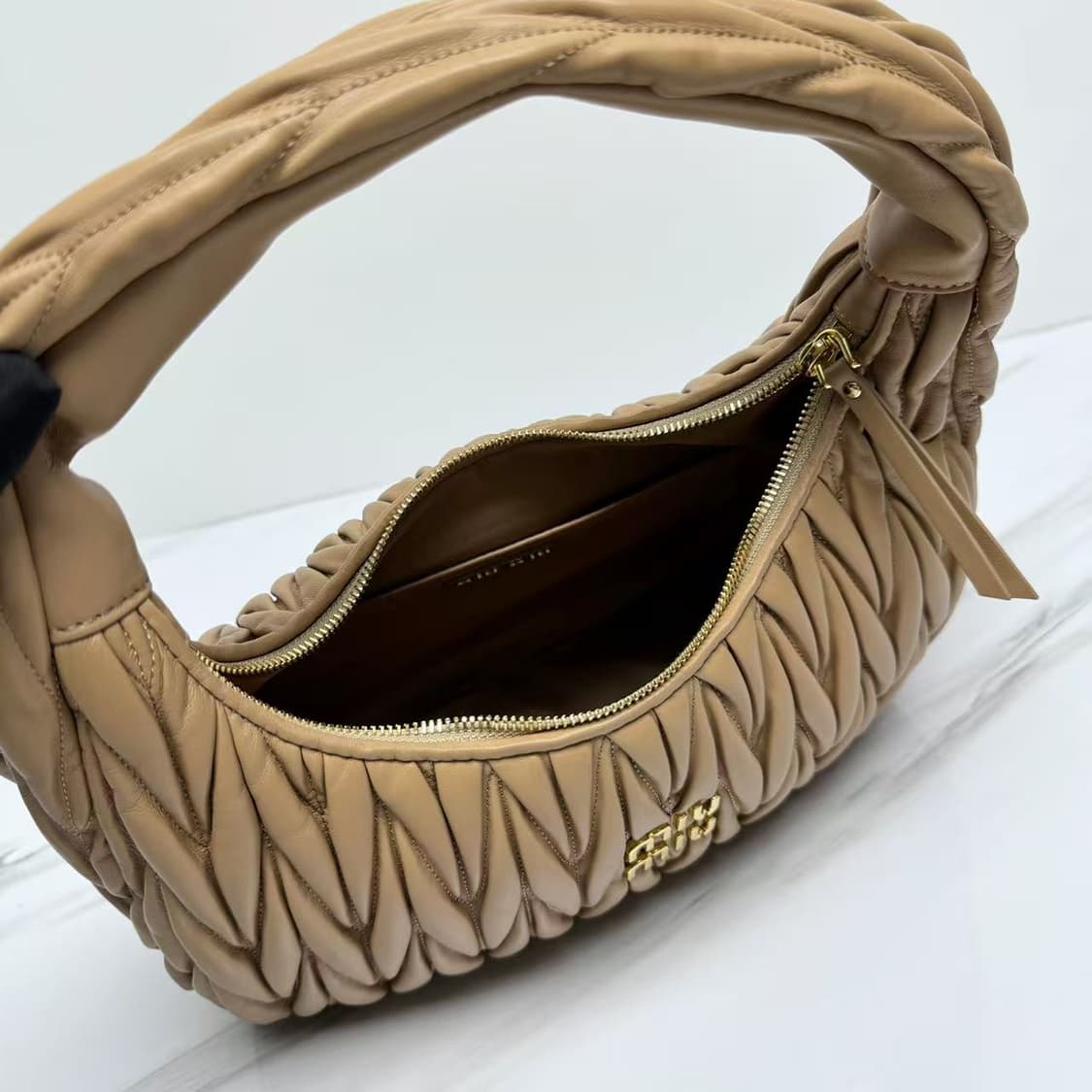 미우 미우 완더 마테라쎄 나파 레더 호보백 카라멜 상품이미지3