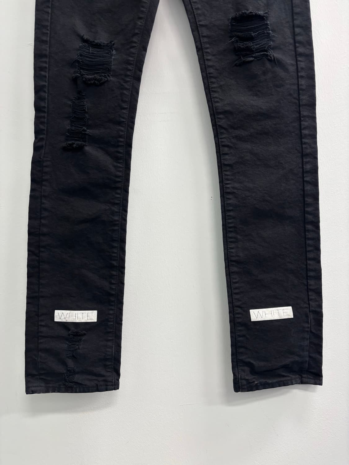 오프화이트(Off-White) 사선 프린팅 디스트로이드 슬림 진 상품이미지2