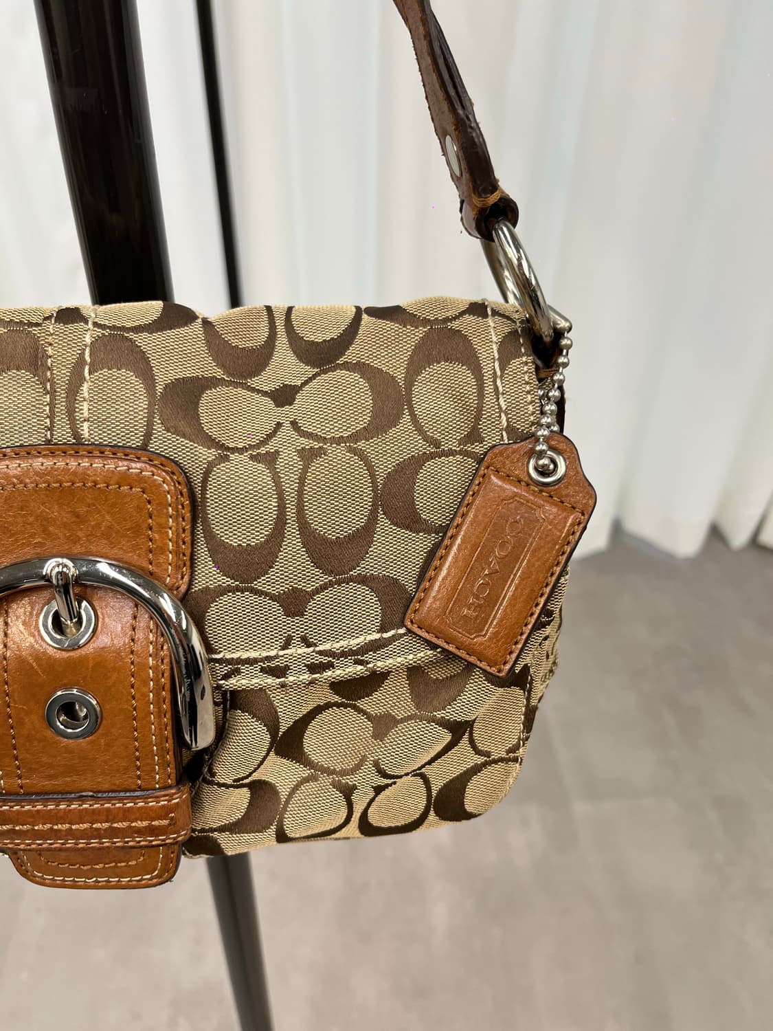 Coach Front Pocket Beige Solder Bag 상품이미지4