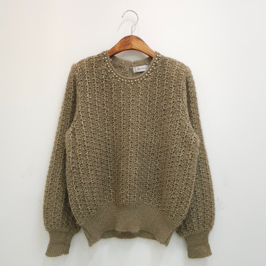 카키 울혼방 진주넥 테이프사 여성 니트 상품이미지1