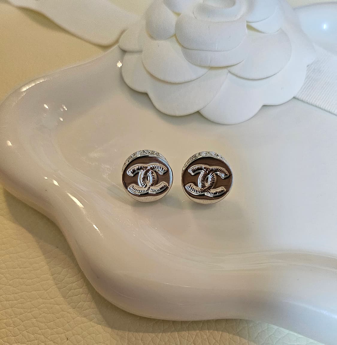 샤넬 코인단추 은장스터드 귀걸이 업사이클링  상품이미지1