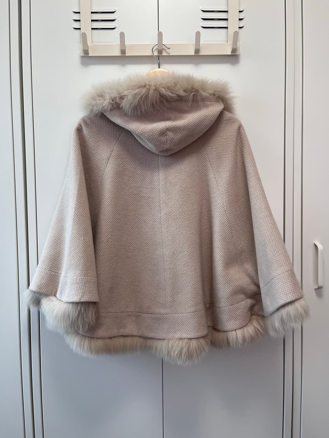 Cara 핑크베이즈 퍼 케이프 코트 상품이미지9