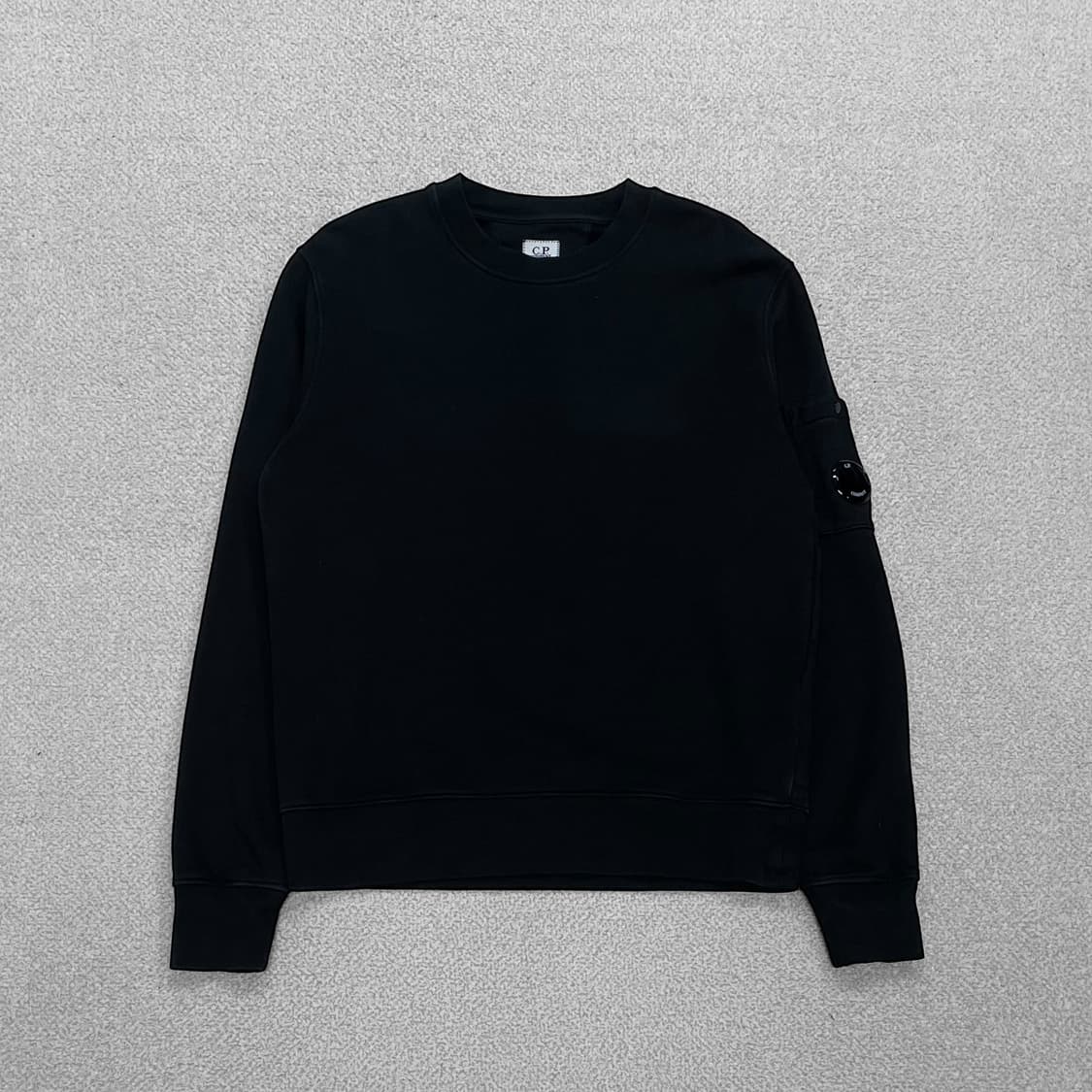 C.P 컴퍼니 렌즈 와펜 크루넥 맨투맨 블랙 상품이미지1