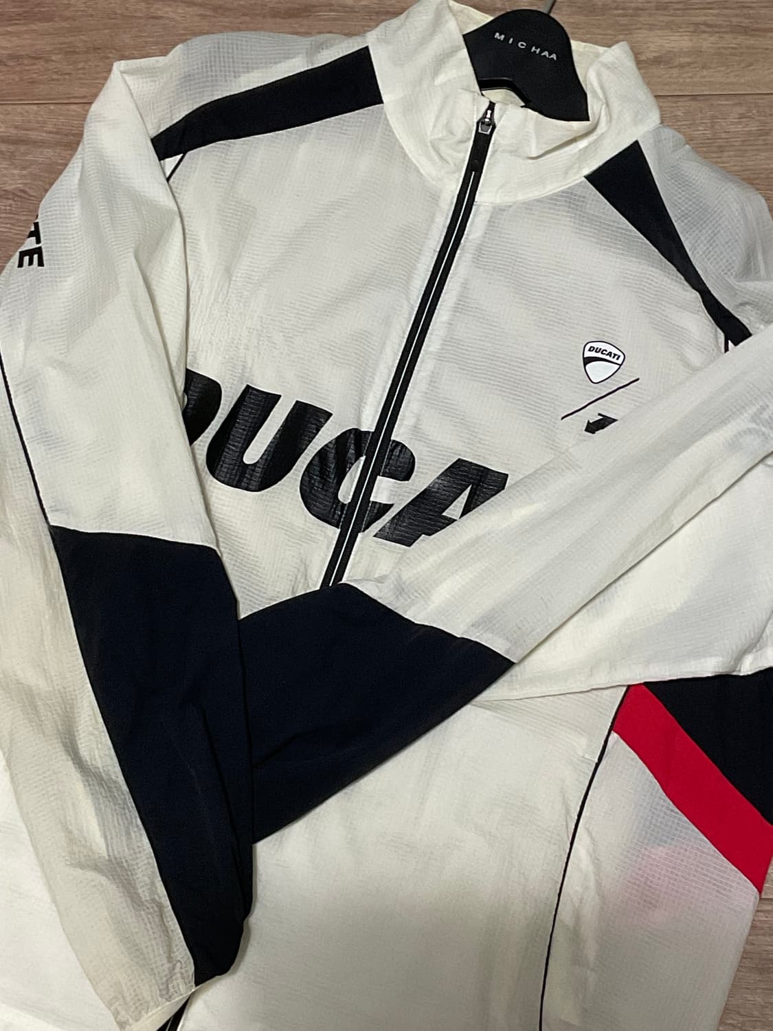 [데상트X두카티] 협업 경량 바람막이 상품이미지2