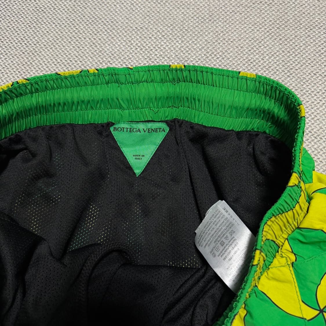 보테가 베네타 웨이비 트라이앵글 패턴 퀼팅 스윔팬츠 상품이미지2