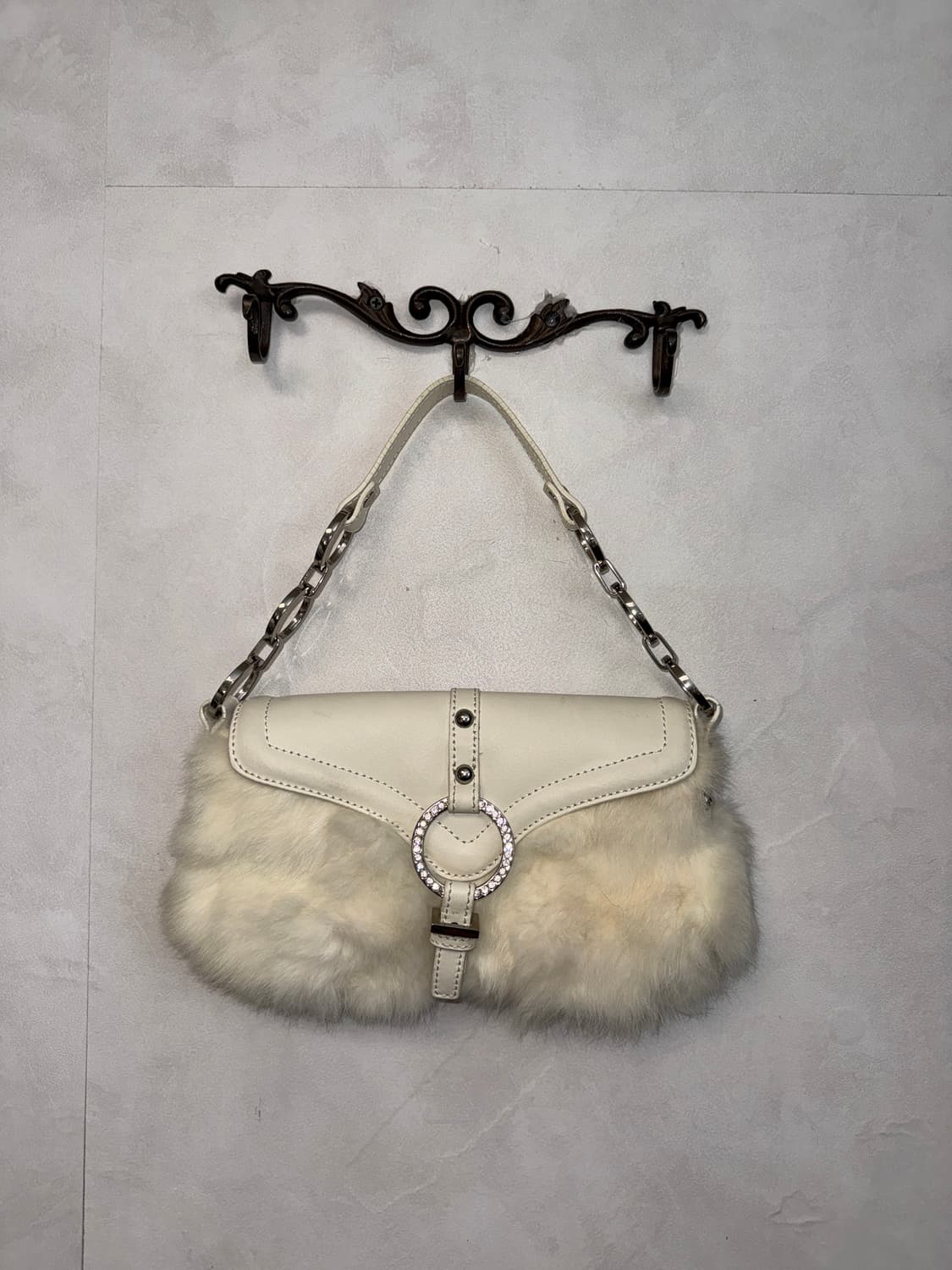 Ivory fur trimming cubic chain 숄더백  상품이미지1