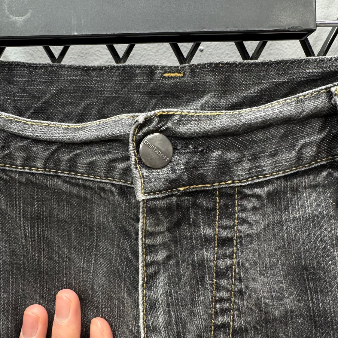 칼하트 슬림핏 흑청 데님 팬츠 후면 포켓 로고 포인트 상품이미지5