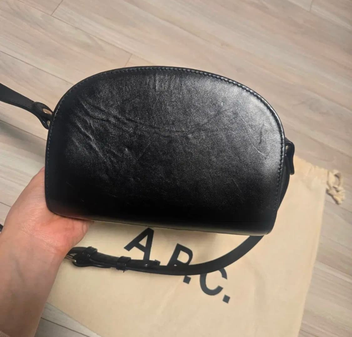 A.P.C 아페쎄 하프문미니 블랙 가방 크로스백 상품이미지4