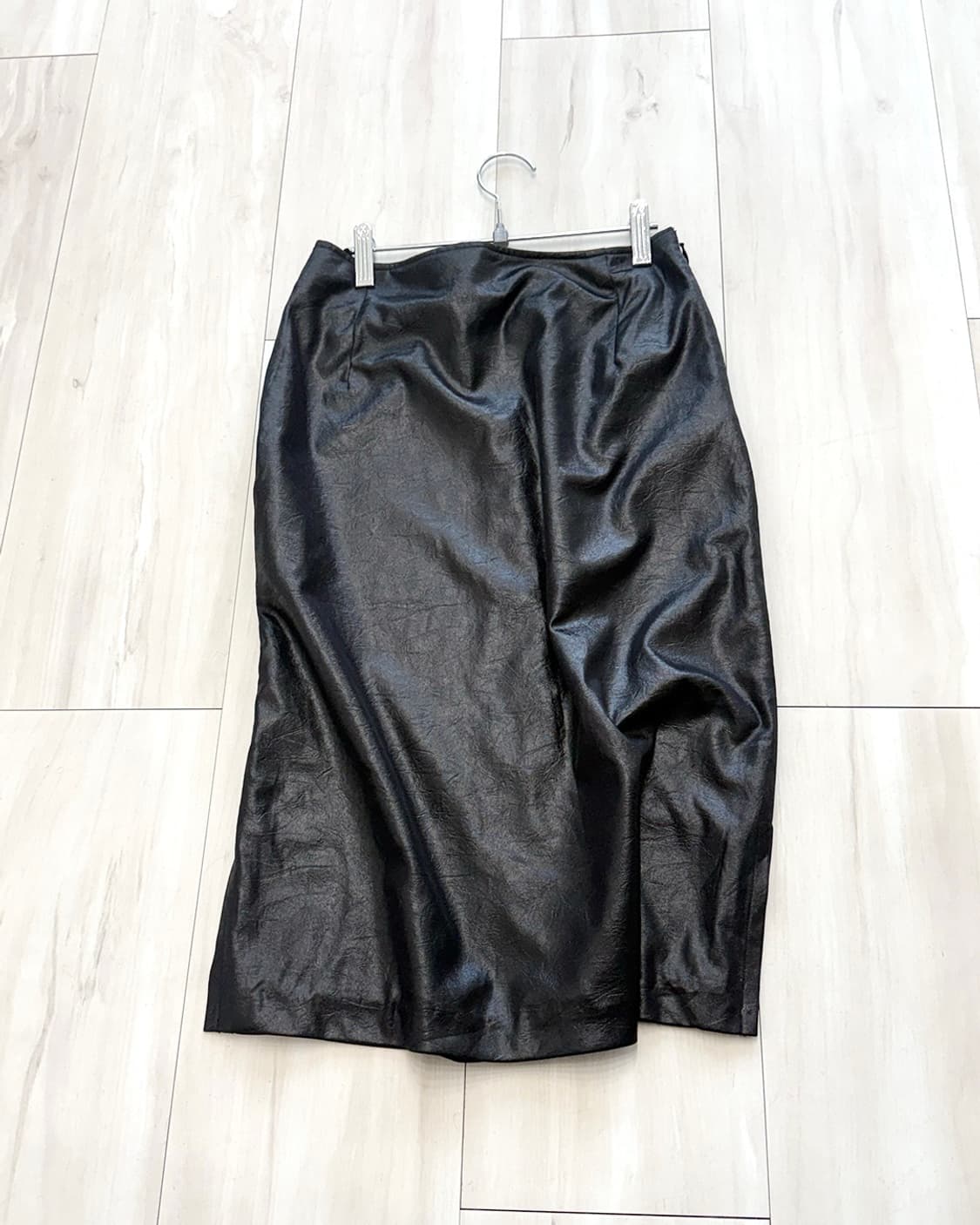 Black Glossy Cracked Midi Skirt  상품이미지2