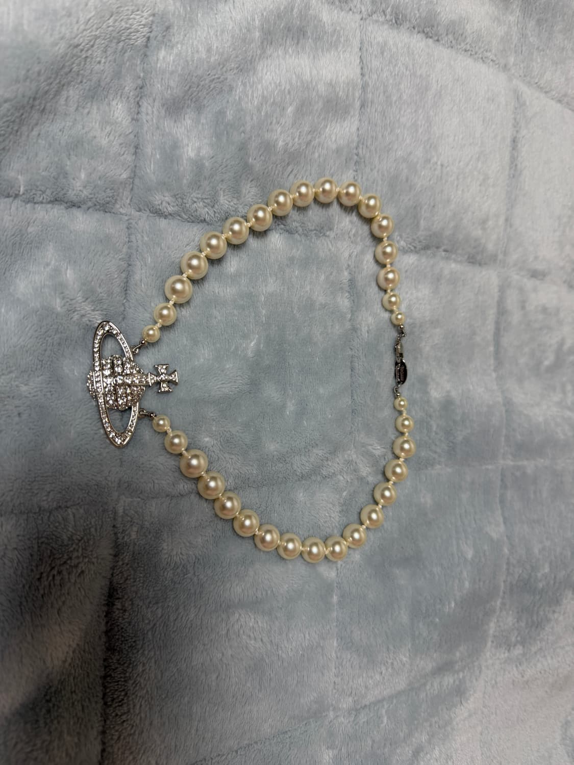 비비안웨스트우드 원 로우 펄 바스 릴리프 초커 실버 상품이미지2