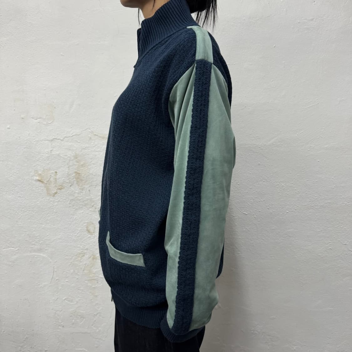 소어트(soerte) 네이비컬러 하이넥 도킹 드라이버 니트 집업 상품이미지2