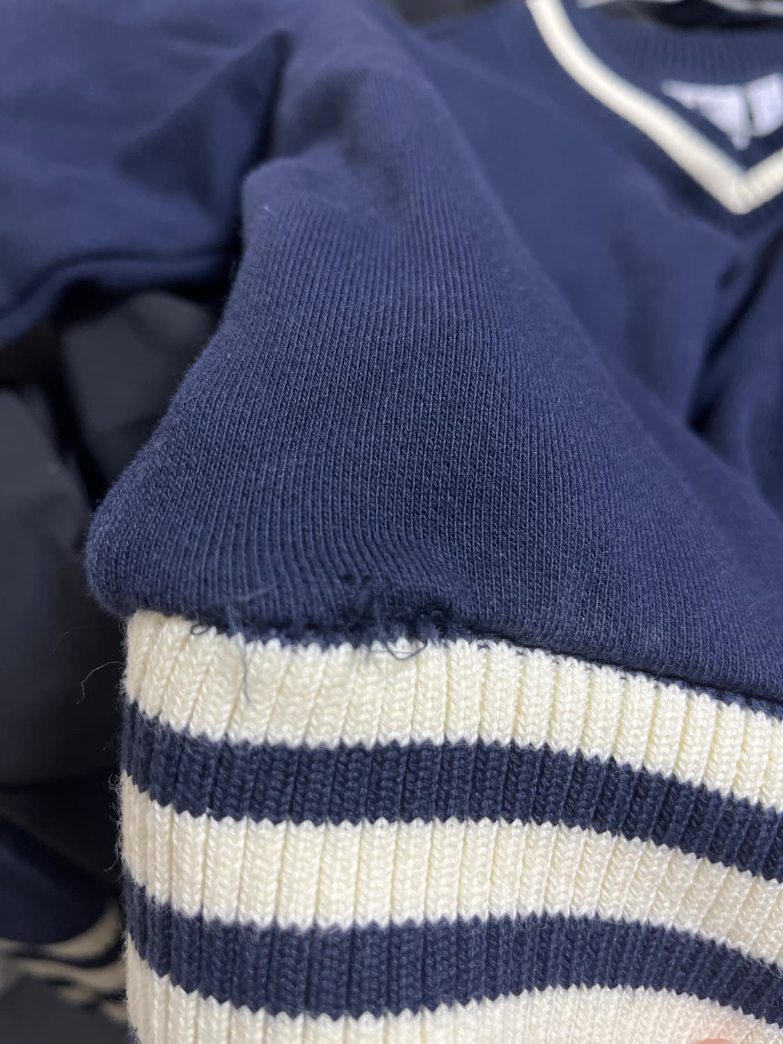 아디다스 스포티앤리치 브이넥 크루 스웨트셔츠 상품이미지5