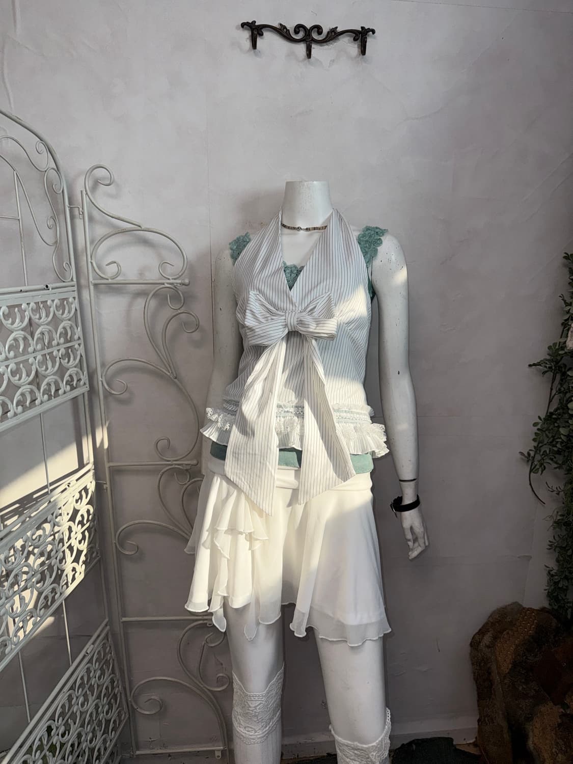 White stripe ribbon lace halter 슬리브리스 상품이미지2