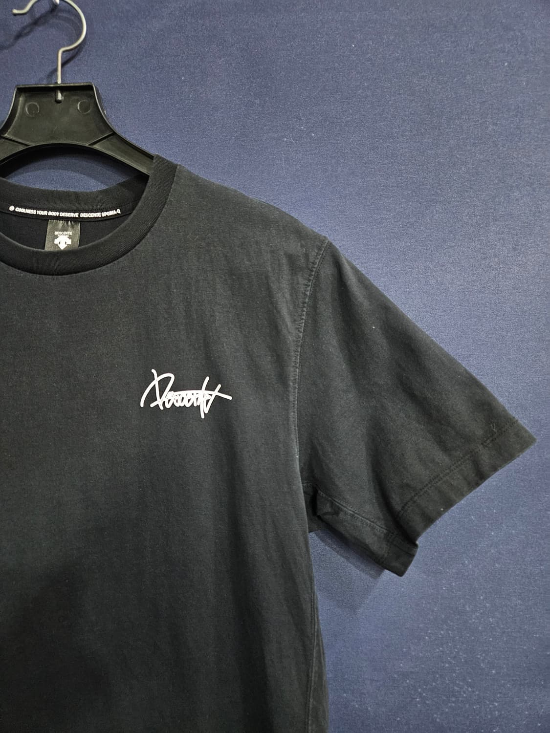 데상트 블랙 남성 105 반팔티  상품이미지4