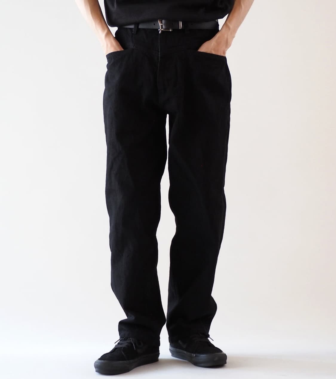 코모리 블랙 드릴 테이퍼드 팬츠 상품이미지1