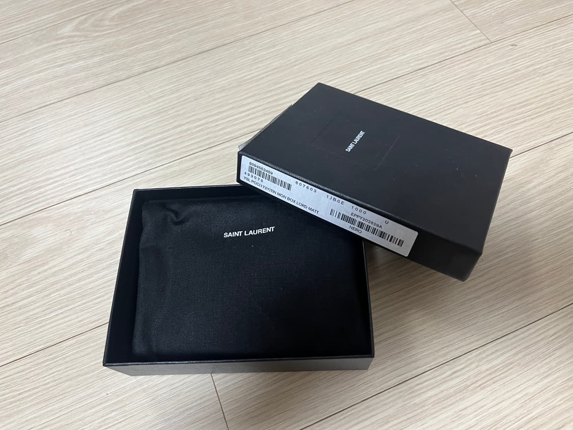 생로랑 모노그램 실버 카드지갑 상품이미지6