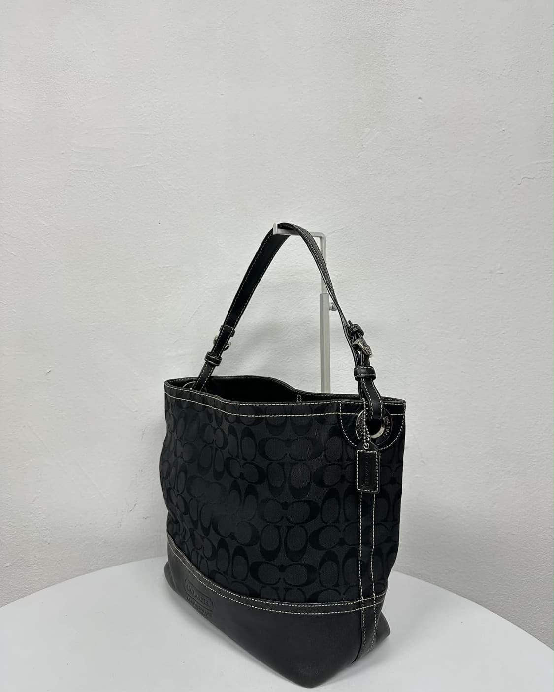 코치 시그니처 C자가드 가죽 숄더 버킷백 상품이미지3