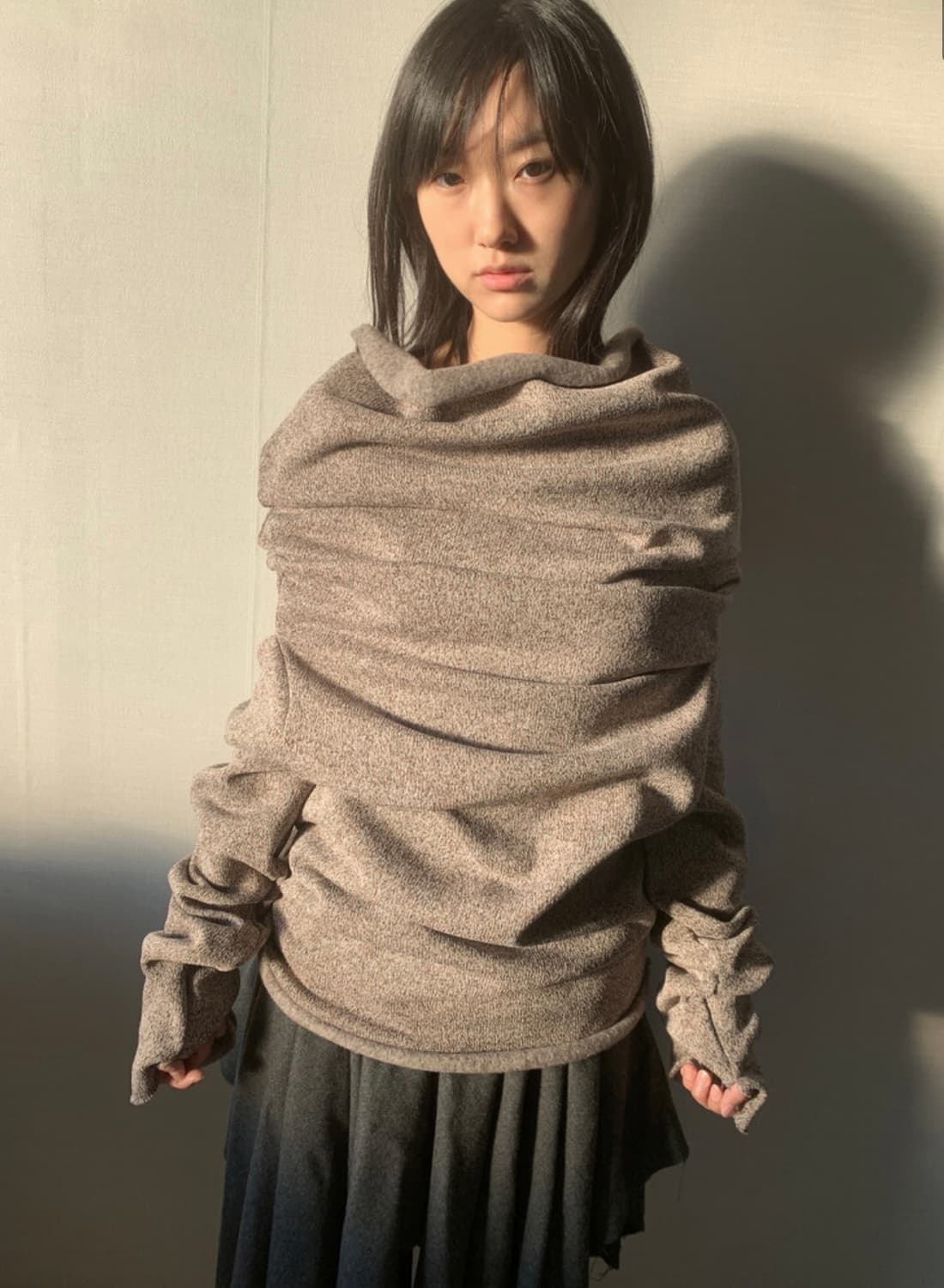 동은 looooing neck knit top2, brown 상품이미지1