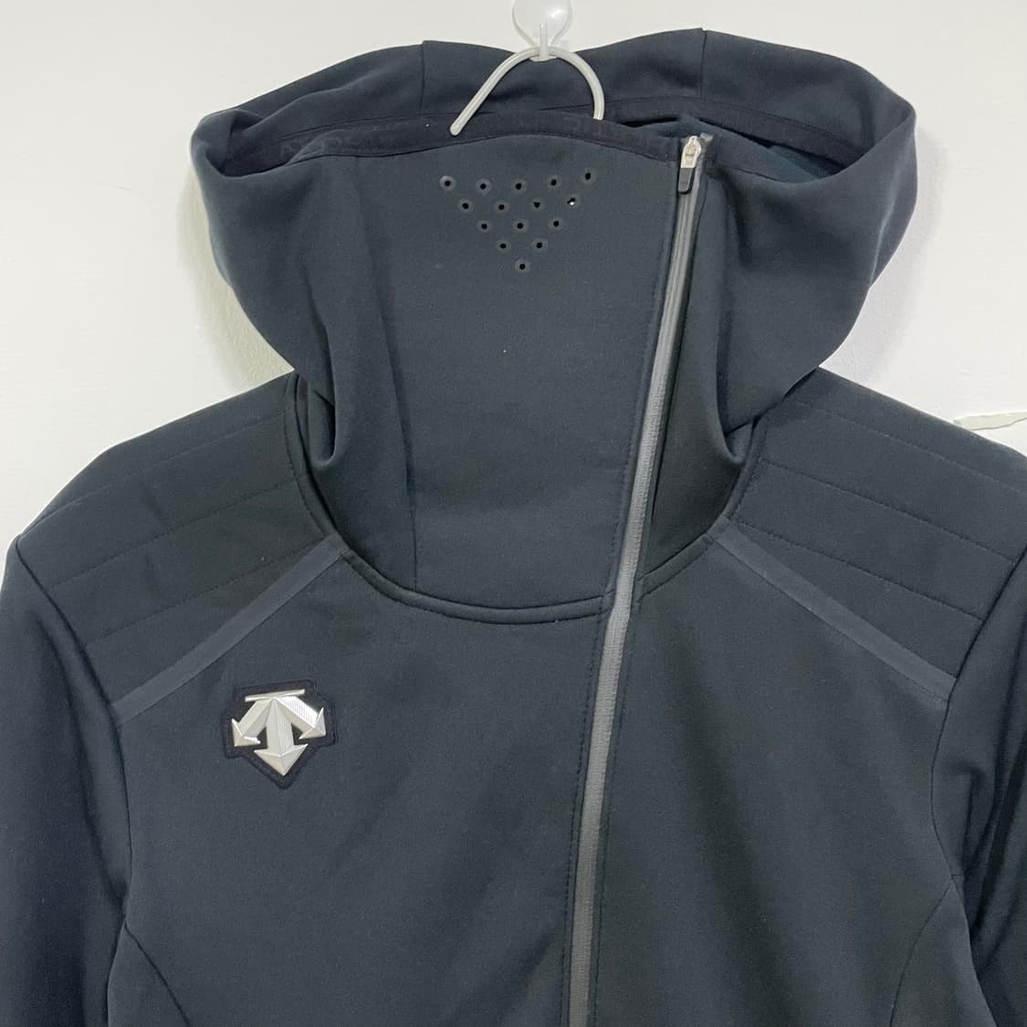 데상트 블랙 후드집업  상품이미지3