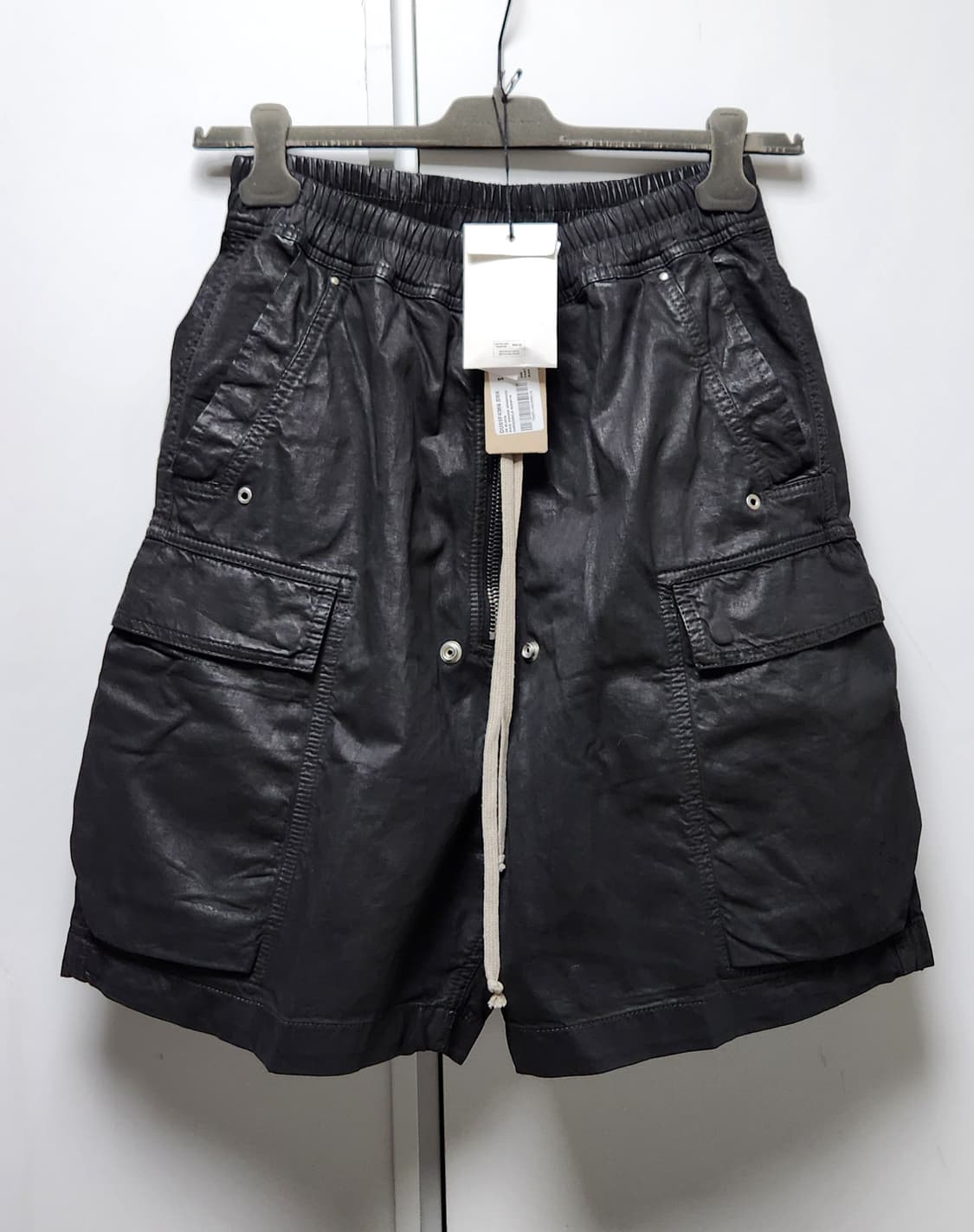 릭오웬스 SS26 TEMPLE 왁스 코팅 카고 벨라 쇼츠 DBK 상품이미지7