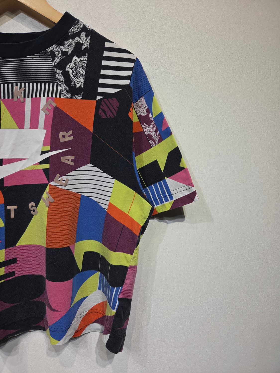 NIKE 나이키 NSW 패치워크 모자이크 반팔 티셔츠 상품이미지5