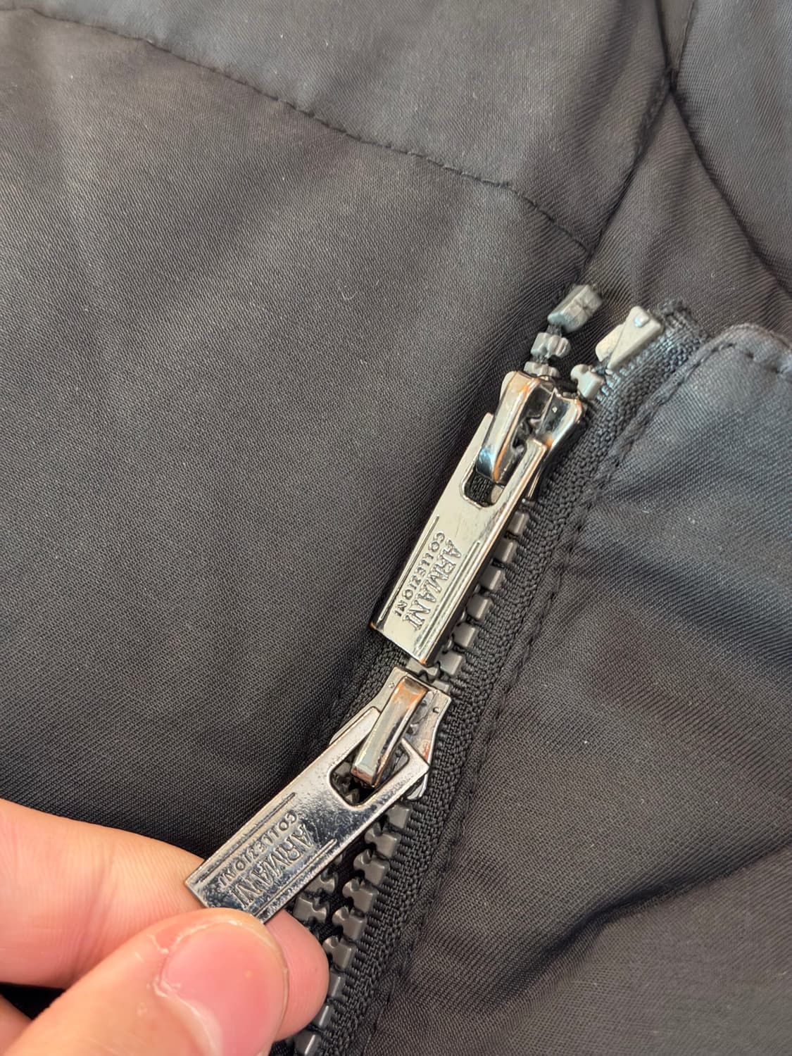 아르마니 꼴레지오니 사선 지퍼 구스다운 패딩 상품이미지2