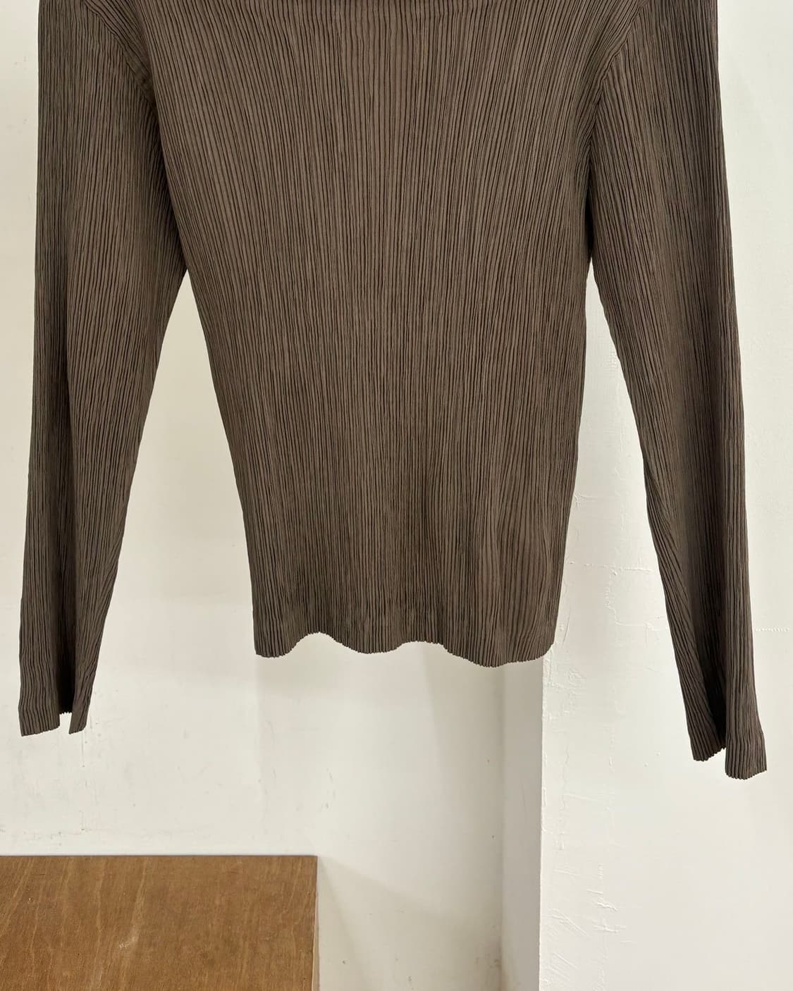 이세이 미야케 브라운 하이넥 플리츠 롱 슬리브 상품이미지5