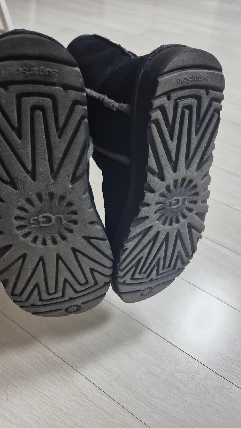 UGG CLASSIC SHORT SHEARLING LOGO 240 상품이미지2