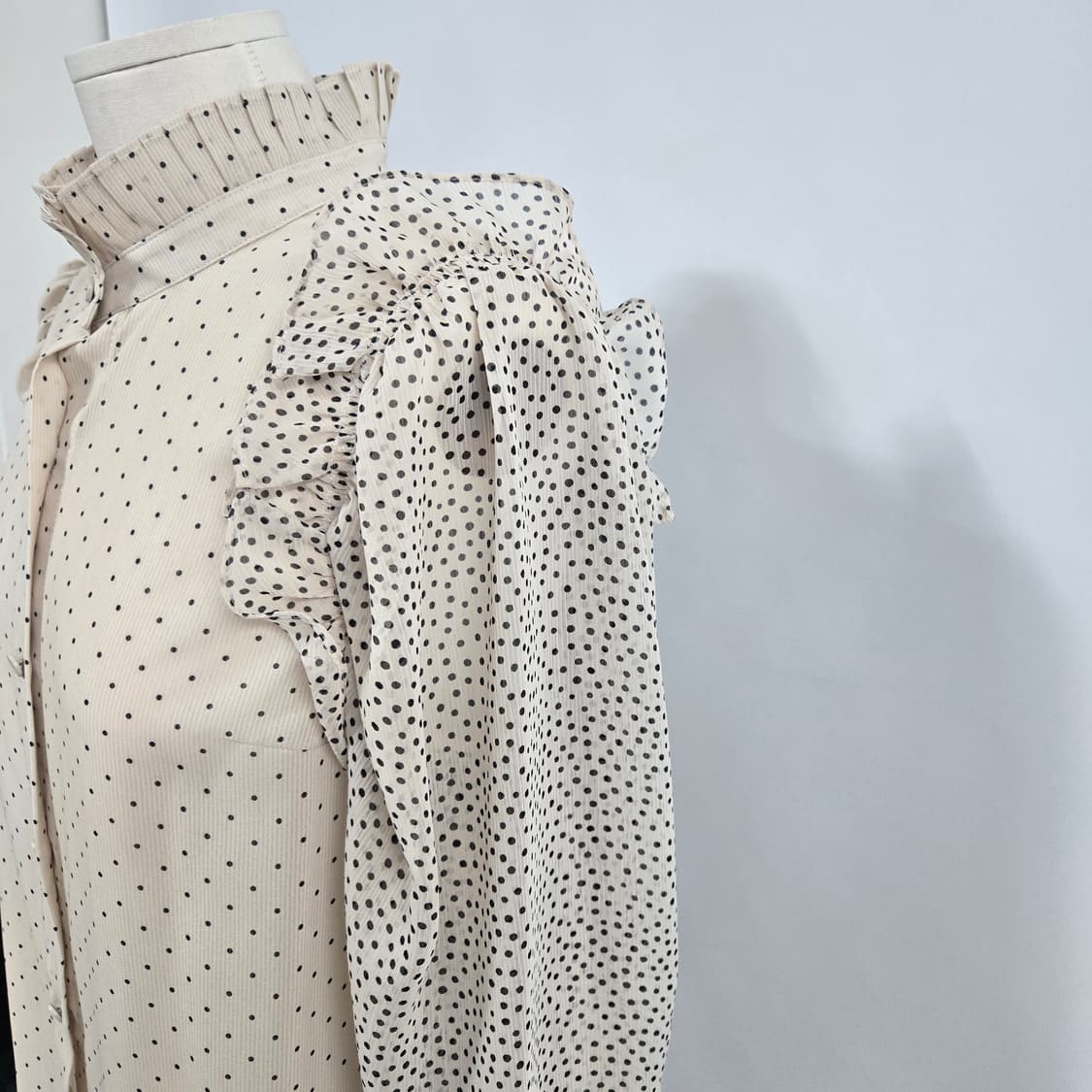 0179.JS뉴욕 도트 셔링쉬폰 블라우스 아이보리 퍼프 긴팔F 상품이미지4