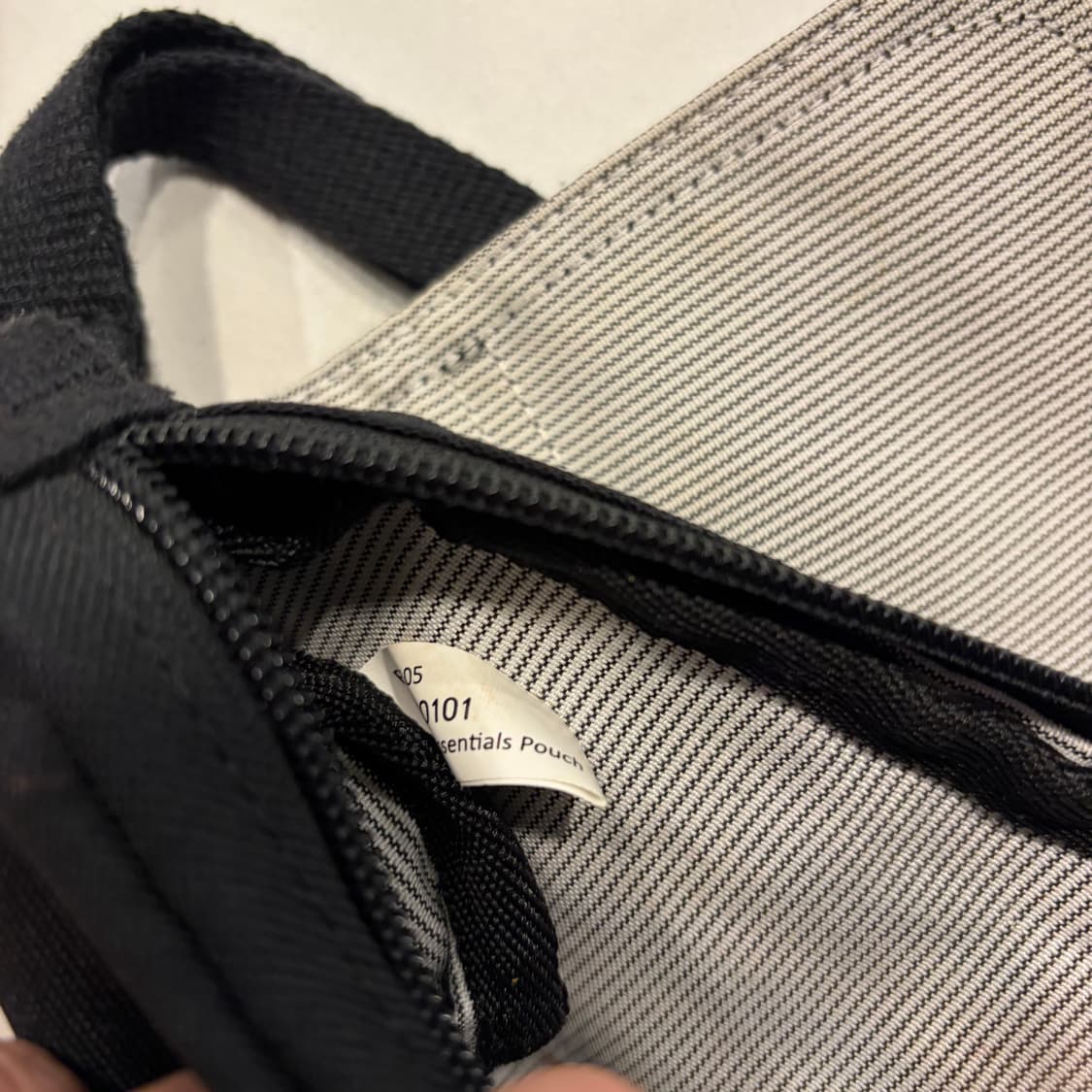 칼하트 블랙 미니 메신저백 상품이미지3