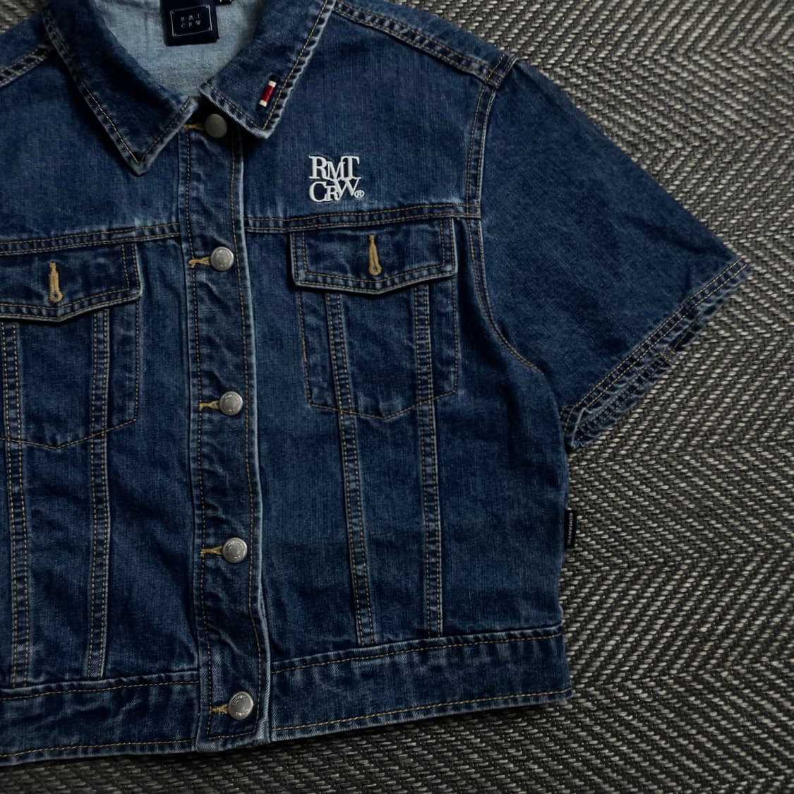 로맨틱 크라운 자수로고 워싱 데님 크롭 반팔 트러커 자켓 y 4672 상품이미지3