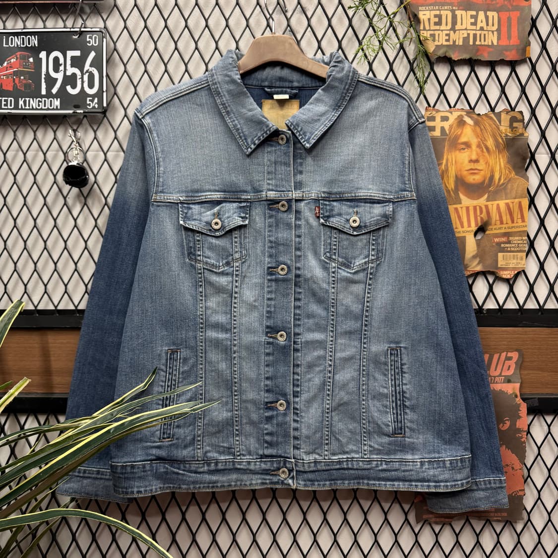 리바이스 워싱 데님 트러커 자켓 전면 스몰 포켓 포인트 중청 상품이미지1