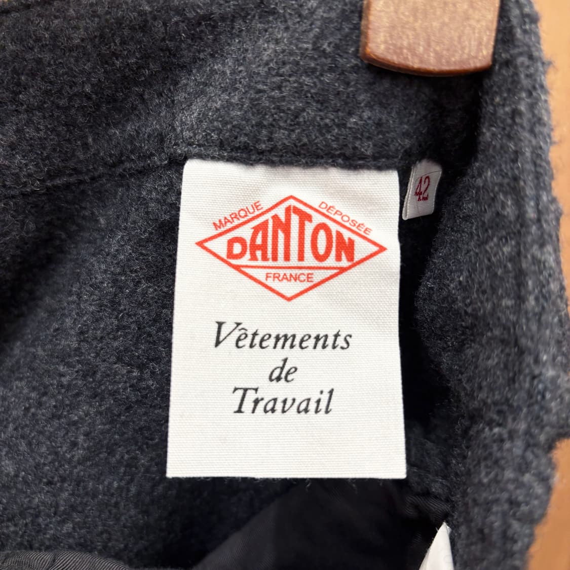 단톤 울 블렌드 워크 팬츠 사각 패치 포켓 로고 패치 버튼 디테일 차콜 상품이미지7