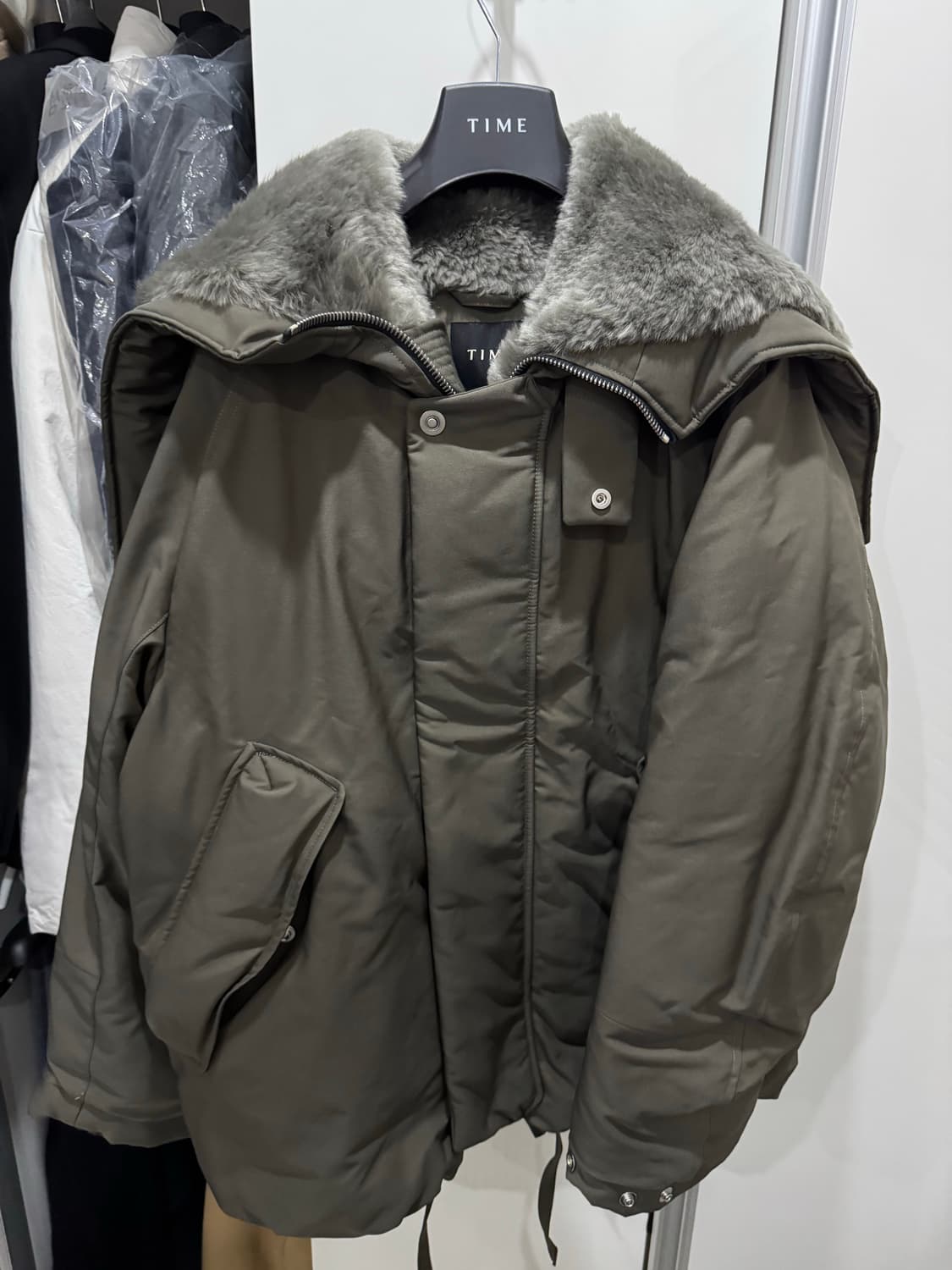 타임옴므 25FW 구스 다운 패딩 그레이카키 색상 100사이즈 상품이미지4