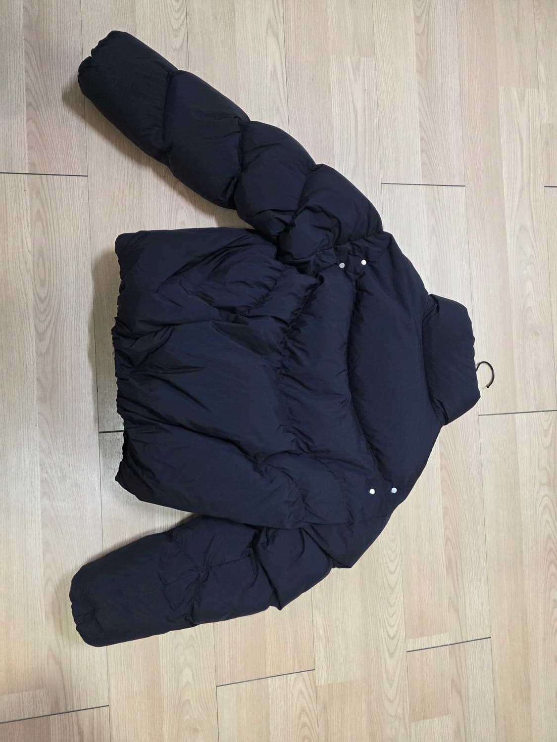 CURVED LINE SHORT PUFFER DOWN BLACK 상품이미지3