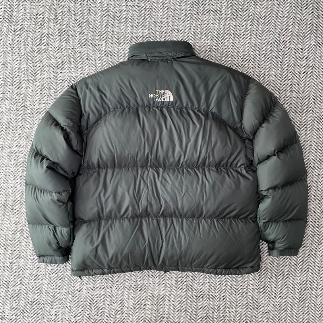 [105] 노스페이스 센터로고 700 무광 그레이 눕시 패딩 상품이미지1