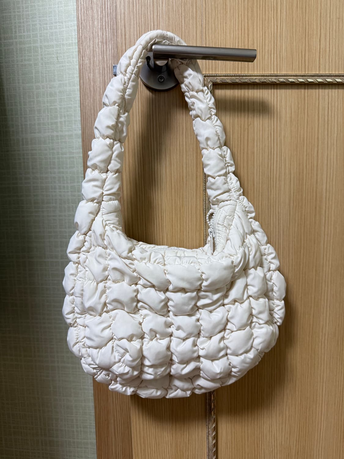 코스 퀼티드 미니백 크림 상품이미지1