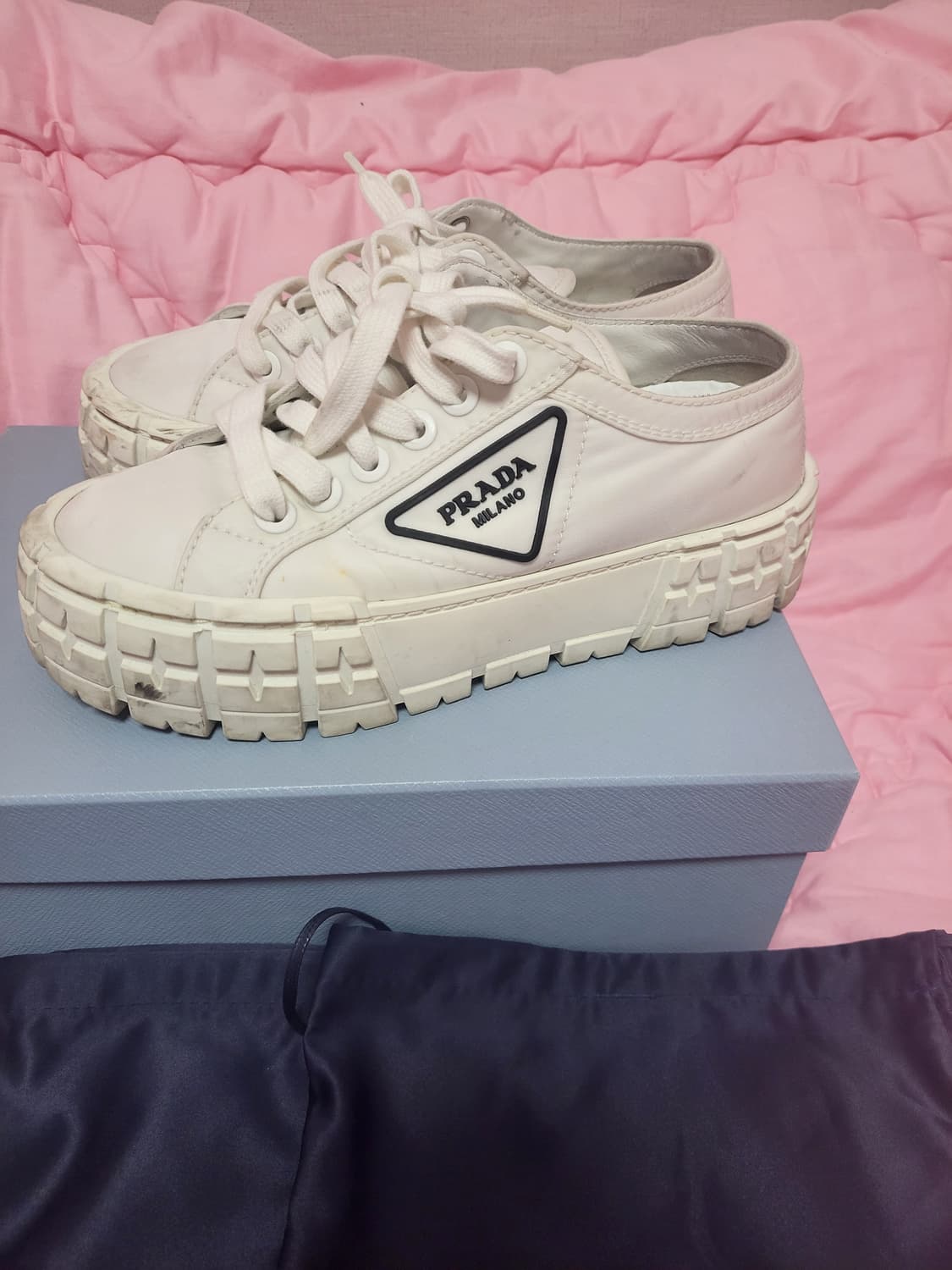 정품)급처상태좋음!프라다 삼각로고더블휠 개버딘 리나일론스니커즈키높이운동화 상품이미지9